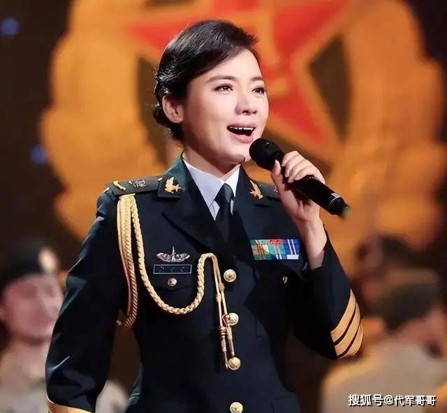 民歌天后陈思思近况：嫁小一岁歌唱家生一女，今46岁气质像天仙