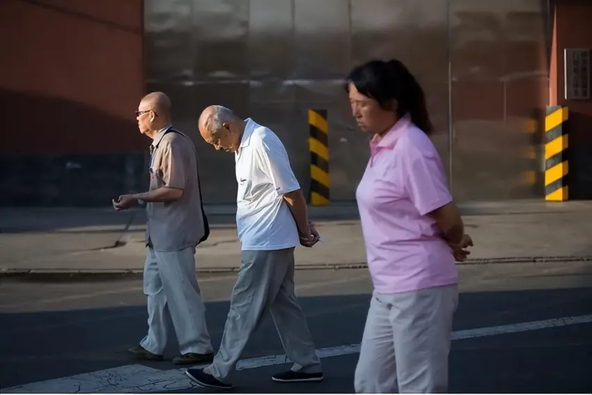 腰疼腿麻走不稳，可能是腰椎“跑偏了”，测测你走路姿势对不对?