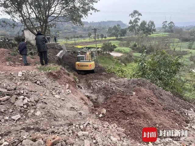 四川乐山一土坡反复自燃导致路面“热辣滚烫” 当地镇政府：燃烧物为较早前填埋的煤渣