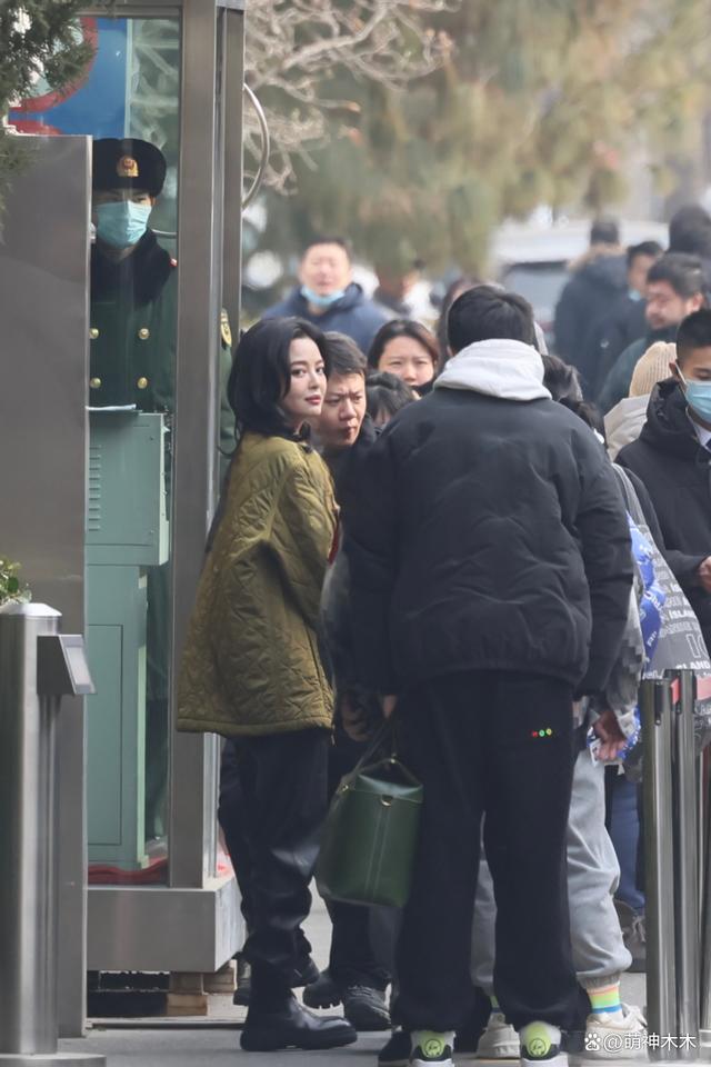 春晚大惊喜来了！《繁花》主创现身第四次联排，唐嫣现场开心比心