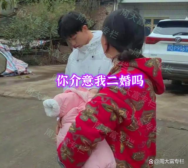 二婚女子相亲，看到00后帅哥一眼沦陷，力劝：买一送一不吃亏