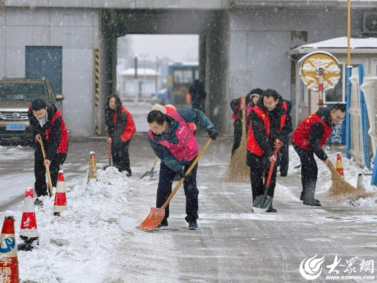 “移先锋”吹响集结号 清雪除冰保出行