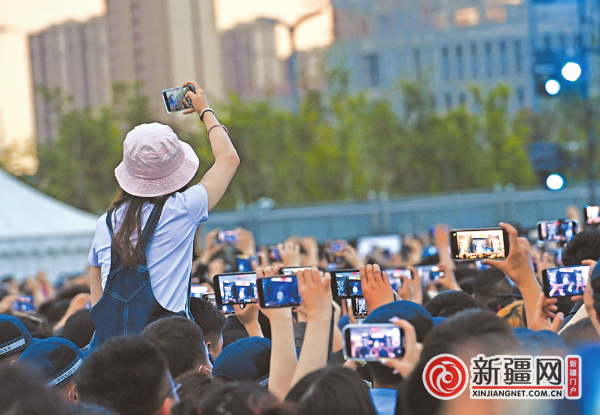 音乐为媒 舞蹈为介 乌鲁木齐夏夜“燃”起来