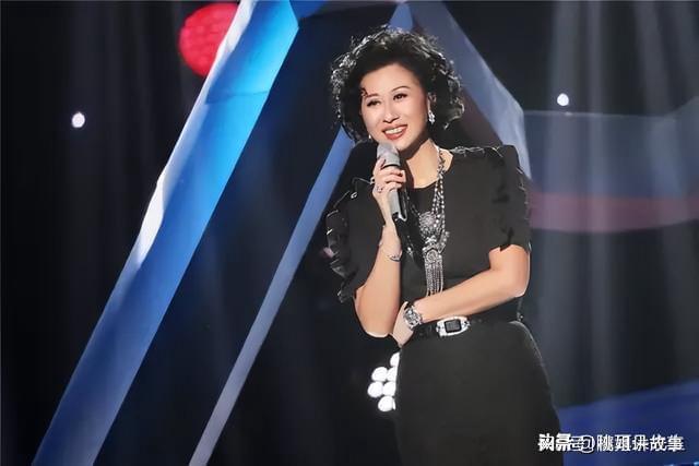 她是著名影视女演员，因唱歌很好听，导演听说唱歌很好听