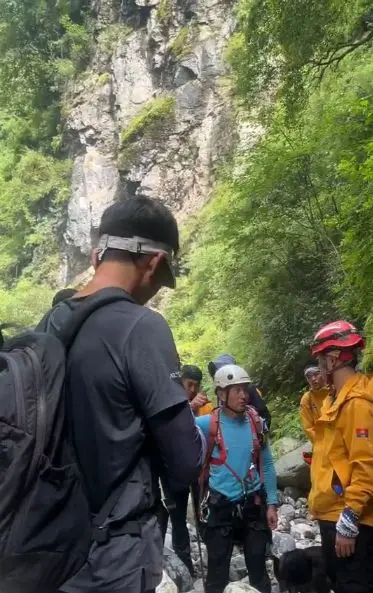 云南大理一登山者在苍山失联9天8夜后获救 对话救援队员：在断崖处找到他