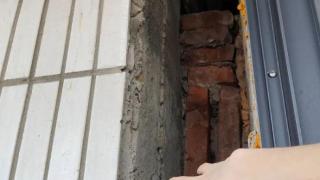 温州市区一住宅墙体内发现巨大缝隙，宽度近20厘米