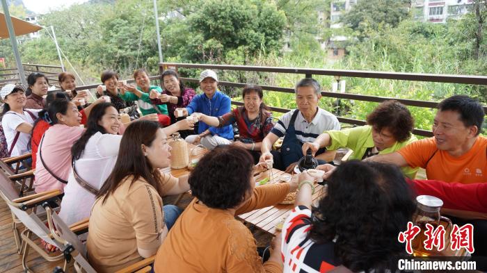 桂林“桂花”市民聚会：做桂花糕品桂花茶