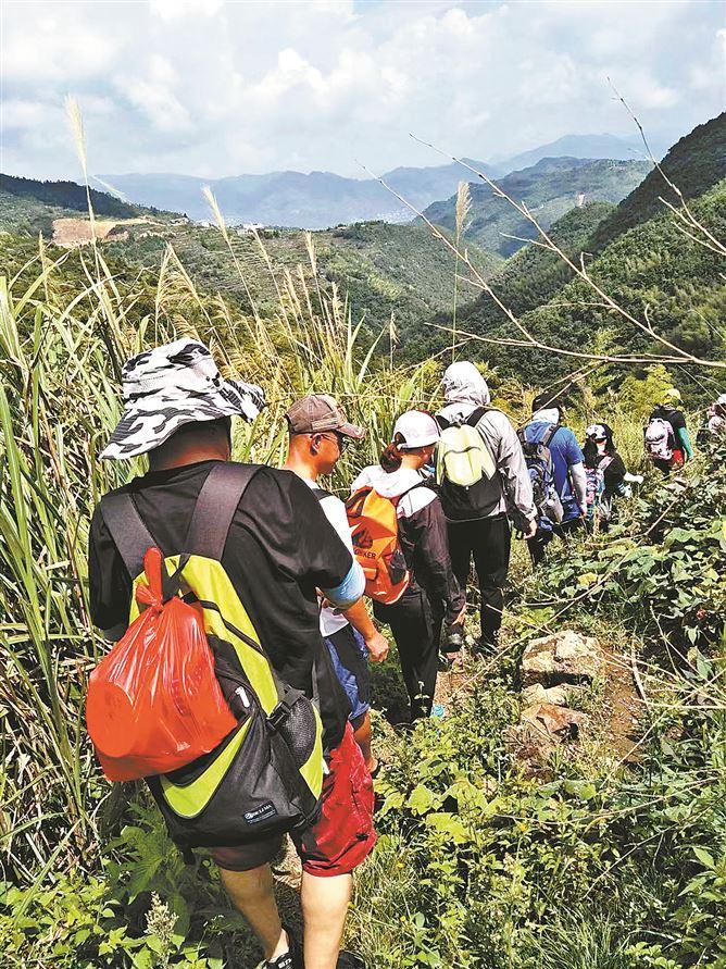 中老年人成节后出游主力军 厦门迎来银发旅游热潮