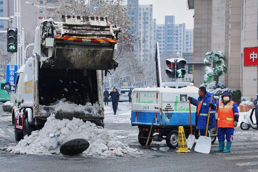 【大河网景】郑州一夜大雪后 早晨环卫工人除雪忙