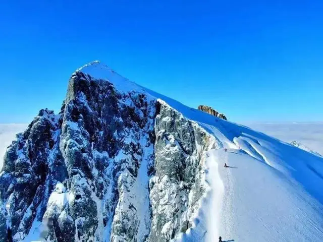 哈巴雪山发生滑坠事故一登山者遇难，登山者已全部下撤