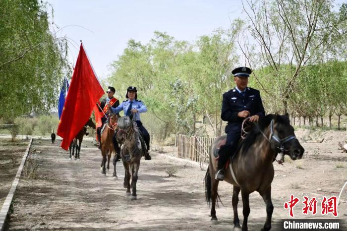 甘肃普法“轻骑兵”: 奔走在草原上 “乌兰牧骑”文艺队