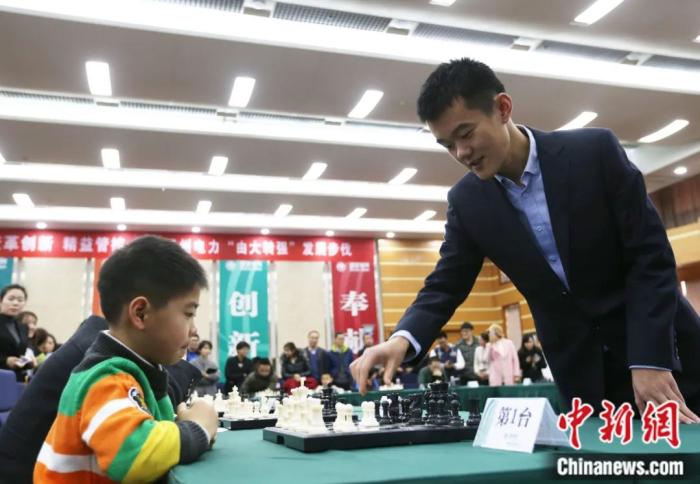 东西问·名家坊丨丁立人：世界棋王的“矛盾与统一”