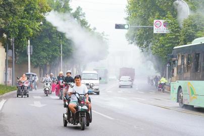 “喷水路灯”迷了行人眼