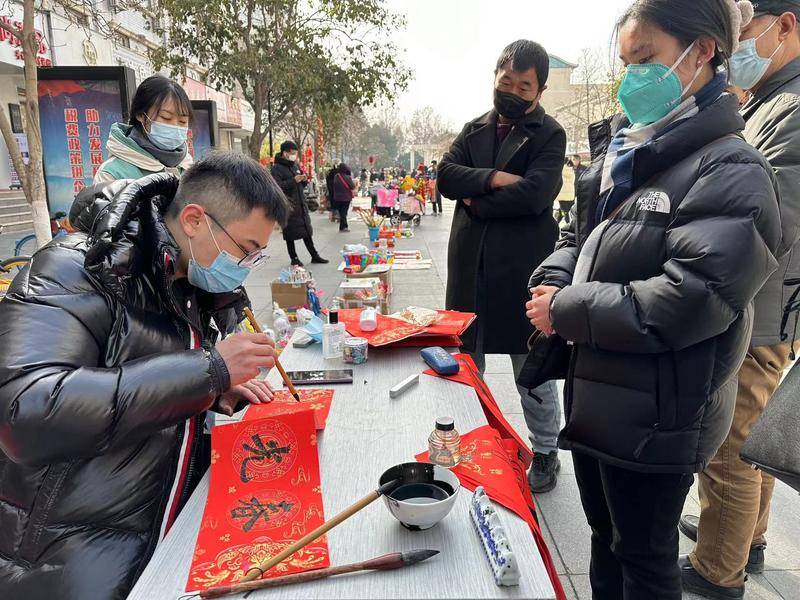 新春走基层·探访市场丨西安书法专业大学生当街写春联 祝福送回家