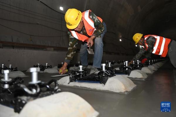 浙江建德天池山隧道无砟轨道浇筑完成