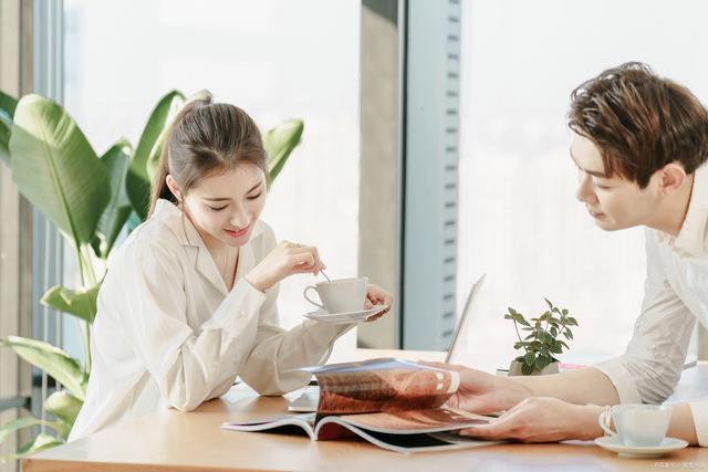 当女人问你这四个问题的时候，其实是一种亲密的暗示，一定要明白