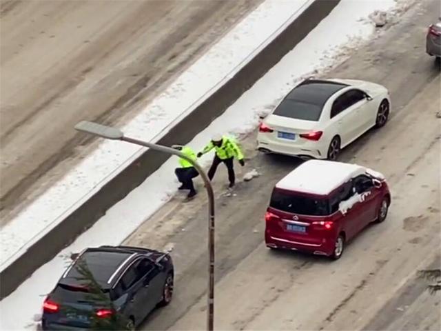 风雪中大考中 青岛交警交出“温暖答卷” 看看吧