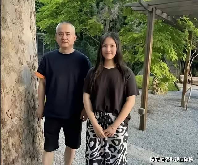 离婚后的王岳伦与李湘大方同框，毫不吝啬对女儿的爱，相处和谐