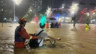 暴雨中深圳多部门全力开展抢险救援