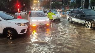 徒手疏通排水口、清理落石……重庆暴雨中“荧光绿”的坚守