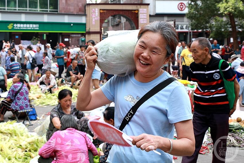 重庆忠县：广场变菜市 这里“烟火”正浓