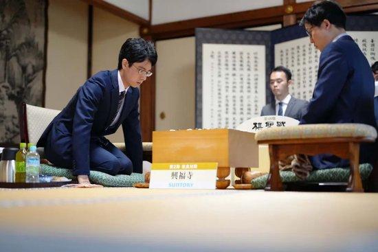 棋圣战第2局第二天 井山裕太稳字当头扳平比分