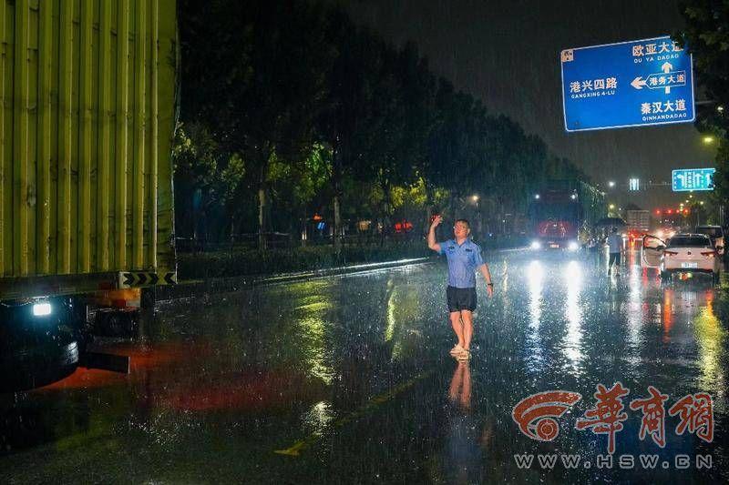 黑夜大雨中水已过腰 西安一民警从面包车内背出两个孩子