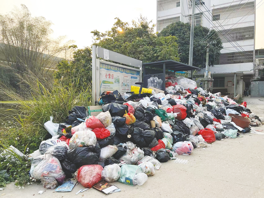 村口垃圾堆成山   居民进出绕路走