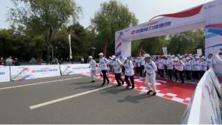 齐奔跑 向未来——吉林银行首届环潭接力赛健康跑鸣枪开赛