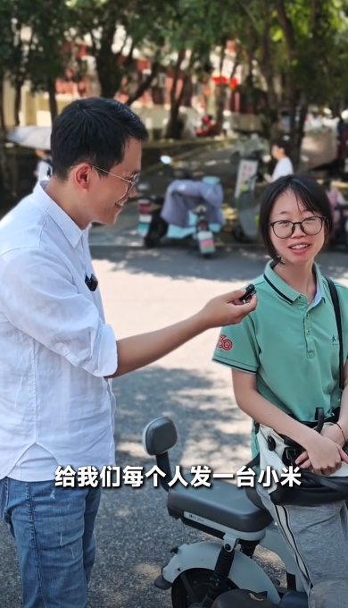 王腾到雷军母校武汉大学做用机调研！结果没意外：学生用小米比例更高