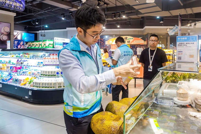 江苏南京：食安江小卫 “站”好商场美食安全岗