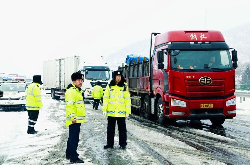 雪后大雾晋冀省界1700余辆车滞留 两省高速交警接力带道通行