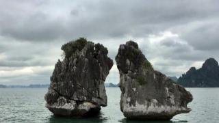 受海浪侵蚀，越南下龙湾标志性景观“接吻岩”或将崩塌