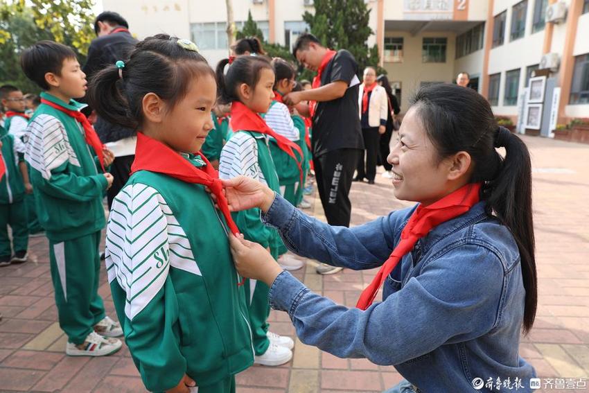 争做新时代好队员！德州市实验小学400名学生入队