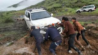 两男一女自驾川西被困格聂C线：警方连夜冒雨营救，在海拔4000米高原找到3人