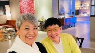 69岁香港主持人获同性伴侣贺寿，相互依偎恩爱温馨，钟楚红同庆生