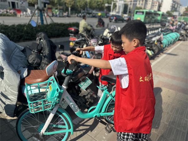 郑州市惠济区东风路小学：双手有温度 让单车“回家”