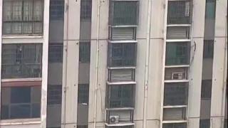惊险！男子挂在10楼外墙防盗窗上，爬到3楼后安全获救