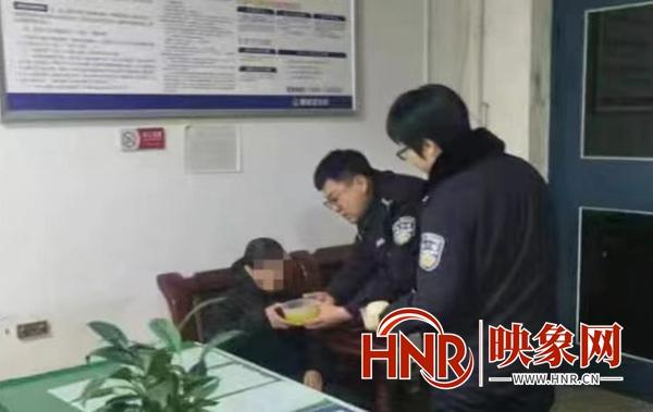 警暖民心！淇县朝歌派出所民警救助寒冬走失老人回家