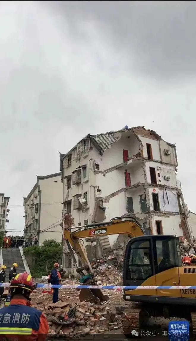 铜陵房屋坍塌：雨中消失的家与离去的人