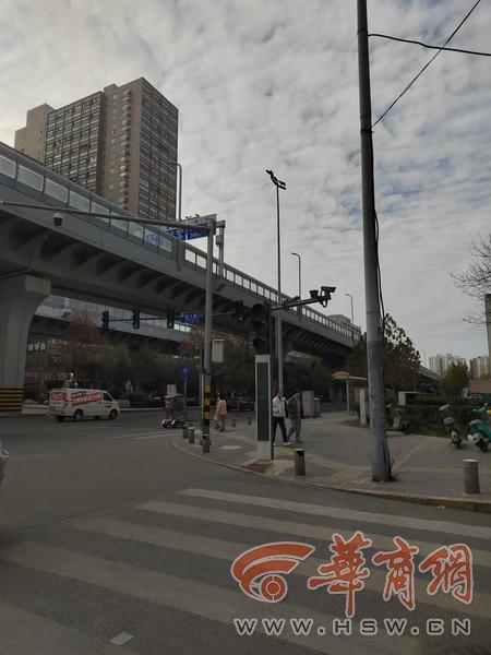 小8跑街 追踪|建工路公园南路口公交站车辆占道仍存在 市民希望加强管理