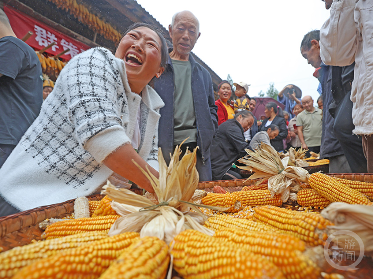 彭水：趣味活动庆丰收 村民欢聚乐开怀