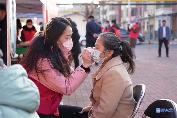 东营人学习雷锋在行动