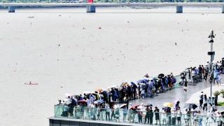19岁杭州帅小伙第一名，还有人抓到一只甲鱼！今早3000多人在钱塘江边，太欢乐了