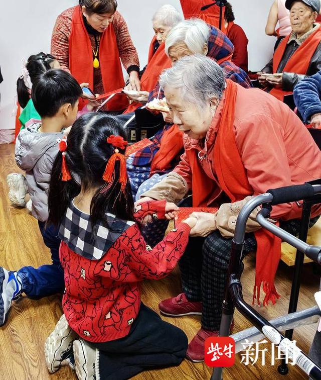 无锡孩子给养老院“爷爷”“奶奶”送压岁红包