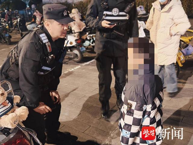 不想上课八岁男孩赌气出走，民警联系家人送他回家，看看吧