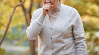 怎样才能远离肺热咳嗽？建议您试试用这些方法来改善症状