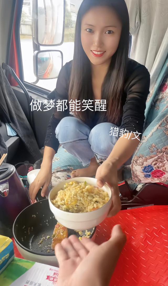 女子陪老公开大车，长得漂亮会疼人，同行羡慕：做梦能笑醒