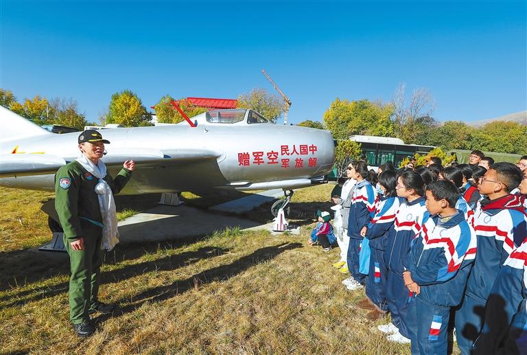 领略空军风采  感受蓝天魅力