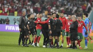 对裁判判罚不满 摩洛哥球员再次围攻裁判